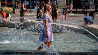 La ola de calor en Italia obliga a los transeúntes a refrescarse de diversas maneras.-