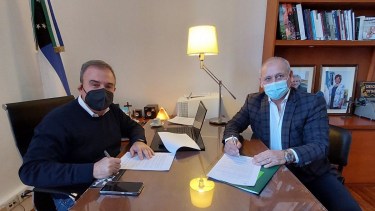El intendente Pesatti y el ministro de Salud Fabián Zgaib, firmaron el convenio durante esta jornada. 