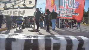 Organizaciones levantaron los cortes de rutas en Neuquén pero volverán a los puentes