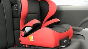 ¿De qué forma deben viajar los niños en el auto para que sea seguro?