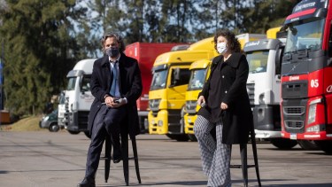 El jefe de Gabinete, Santiago Cafiero, y la ministra de Salud, Carla Vizzotti, recibieron hoy formalmente las primeras vacunas Sputnik V elaboradas en el país por el laboratorio Richmond. Foto: Télam.