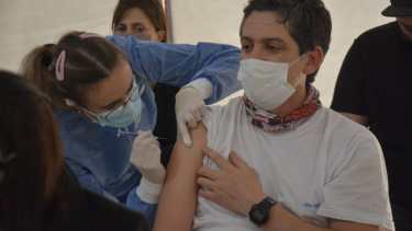 El sábado llegarán dosis de AstraZeneca para completar esquemas. Foto archivo Yamil Regules.