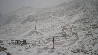 En la zona alta del cerro Catedral nieva. Imagen web cam Diente de Caballo, ladera sur.