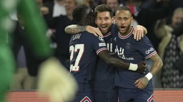 Lionel Messi,celebra después de anotar el segundo gol de su equipo durante el partido de fútbol del Grupo A de la Liga de Campeones entre Paris Saint-Germain y Manchester City en el Parc des Princes en París.( Foto: AP)