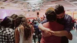 «El Culto» muestra desde adentro las reuniones evangélicas y llega a la región