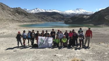 A orillas de la laguna de la Yesera almorzaron en un paisaje único.