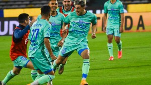 En un partidazo, Godoy Cruz eliminó a Racing de la Copa Argentina en los penales: mirá los goles