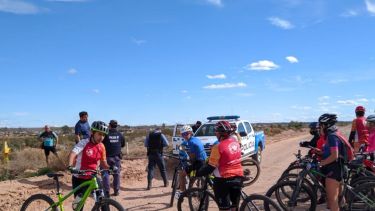 Un grupo de ciclistas auxilió a los damnificados. Foto: Top Noticias de Plottier. 