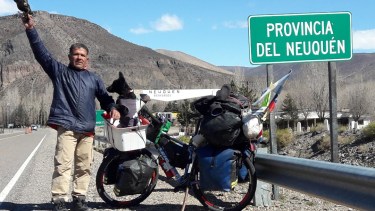 Jorge y Lola tres días atrás, cuando entraron a Neuquén. Por estos días recorrer el norte de la provincia. 