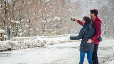 Como Araceli e Ignacio, pareja marplatense que se toma una selfie con el arroyo Partido de fondo, muchos turistas recorren en estos días la ruta nacional 40 en el tramo de los Siete Lagos. Foto: Patricio Rodríguez. 