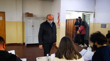 El diputado nacional Luis Di Giácomo votó en Roca. 