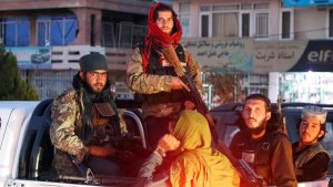 Talibanes postergan el anuncio de su Gobierno en Afganistán y siguen los combates