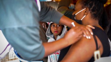 Una mujer keniata recibe una dosis de la vacuna de AstraZeneca en Nairobi, Kenia. (Foto: AP /Brian Inganga)