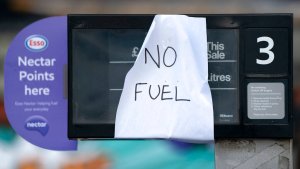 Violencia en estaciones de servicio del Reino Unido por la falta de combustible