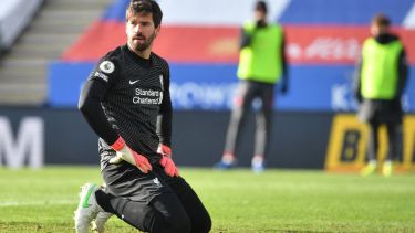 El arquero Alisson, del Liverpool, es uno de los afectados por la decisión de la FIFA.