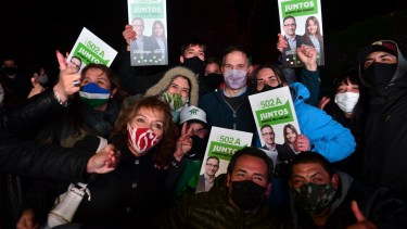 Agustín Domingo en el centro de los festejos con la militancia de Juntos Somos Río Negro. Foto: Chino Leiva