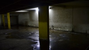 Sótanos y subsuelos inundados en el centro de Bariloche por pluviales clandestinos