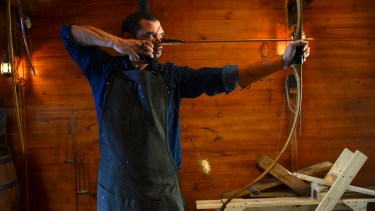 Fausto Javier Frazante talla a mano arcos de madera en su taller de Bariloche. Foto: Chino Leiva