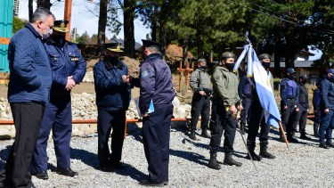 El jefe de la Policía de Río Negro, Osvaldo Tellería, junto al intendente Gustavo Gennuso, en la inauguración del destacamento del barrio La Colina de Bariloche, que se hizo este miércoles. (foto Alfredo Leiva)