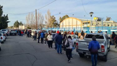 La fila dio dos vueltas a la manzana del gimnasio municipal de Cutral Co (Foto: Andrea Vazquez)