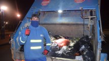 Imagen de Cristian, uno de los recolectores de residuos de Roca que limpió la ciudad día y noche en pandemia