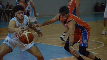 En final apretado el depo prevaleció con la efectividad perimetral de Barros y Compañía. Foto Gino Avoledo