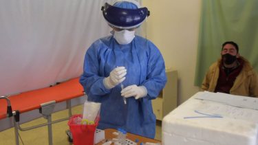 El porcentaje de ocupación de camas de adultos para todas las patologías es de 35,5% en el país.