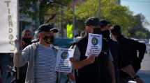 Imagen de Retirados de la policía acamparán por tiempo indeterminado en la sede de Anses en Roca