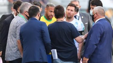 A los ocho minutos de juego el partido se suspendió.