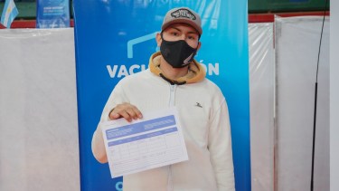 Hoy se comenzó a vacunar a los jóvenes de 17 años sin factores de riesgo. (Gentileza @PeveAndrea)