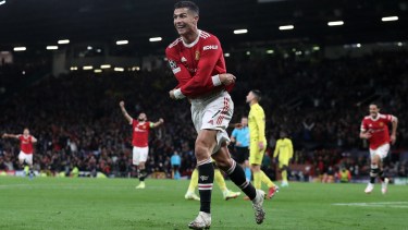 Cristiano Ronaldo sonríe y prepara su festejo mostrando el torso. Manchester United lo disfruta cada día más, luego de su regreso. 