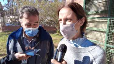 La precandidata del Frente de Todos, Tanya Bertoldi votó junto al intendente de Centenario, Javier Bertoldi. (Oscar Livera)