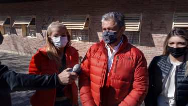 Rolando Figueroa fue a votar acompañado de su hija y de su compañera de fórmula Luciana Ortiz Luna. (Oscar Livera)