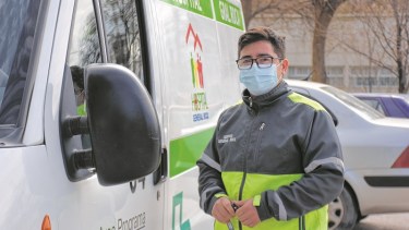 Desde hace cuatro años que trabaja en el hospital y le tocó la difícil tarea de conducir ambulancias en pandemia. Foto: Emiliana Cantera