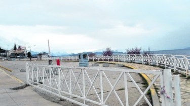 El municipio está decidido a establecer un parque de estacionamiento medido en los playones del puerto. Archivo