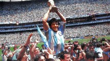 Imagen de Es argentino, entró a un bar en Suecia, vio la foto de Maradona y mirá lo que pasó…