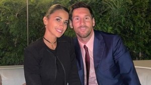 La romántica foto de Lionel Messi y Antonela Roccuzzo a metros de la Torre Eiffel