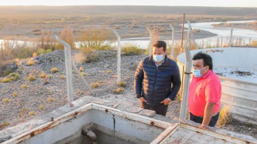 La provisión de agua, hoy en Sauzal Bonito, es a través de tres camiones que llevan el líquido vital a las viviendas. Foto: Gentileza. 