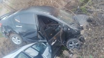 Imagen de Accidente de tránsito en zona rural terminó con dos autos en un canal de riego en Roca