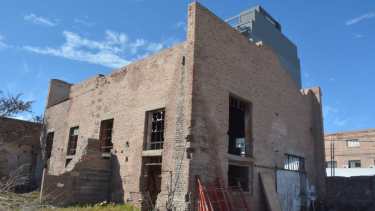 El predio de la vieja usina eléctrica de Neuquén ya muestra movimiento previo a la obra de revalorización. (Yamil Regules)
