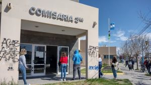 Justificar el «no voto», el trámite que también generó filas en las comisarías de Roca