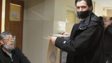 El barilochense, al igual que otros candidatos de la provincia, no pudo tomar licencia para abocarse de lleno a la campaña.-