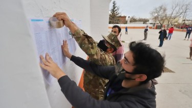 En Viedma se iniciaron los comicios. En algunas escuelas hubo demoras en la apertura de las mesas. Foto: Marcelo Ochoa.