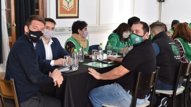 El ministro de Gobierno Buteler, el secretario general de ATE, Rodrigo Vicente y el secretario de Gobierno Agustín Ríos. Foto Gentileza.  