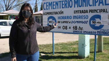 La florista explicó que actualmente sus ventas llegan a un 60% de las cifras que registraba antes de la pandemia. Fotos Juan Thomes.
