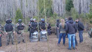 Los fiscales, de espaldas, en el procedimiento que realizó la Policía. Foto: Gentileza