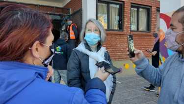 La precandidata de una de las listas de Juntos por el Cambio, Adriana Fenouil, votó esta mañana en la 168. Foto: Daniel Quilodrán
