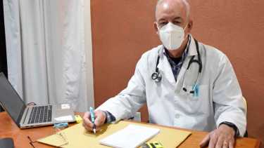 Dedicación. El doctor Julián Ciruzzi recomienda vacunarse contra el COVID-19 cuanto antes. Foto: Florencia Salto