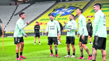 Buen ambiente en la selección. Dybala, Messi, Gómez, Di María y De Paul sonríen en la previa del partido con Brasil. 