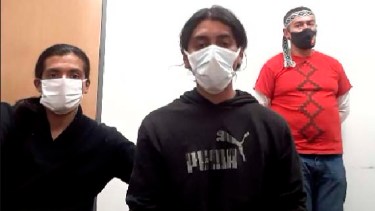 Dos de los acusados durante la audiencia de este viernes por la noche.